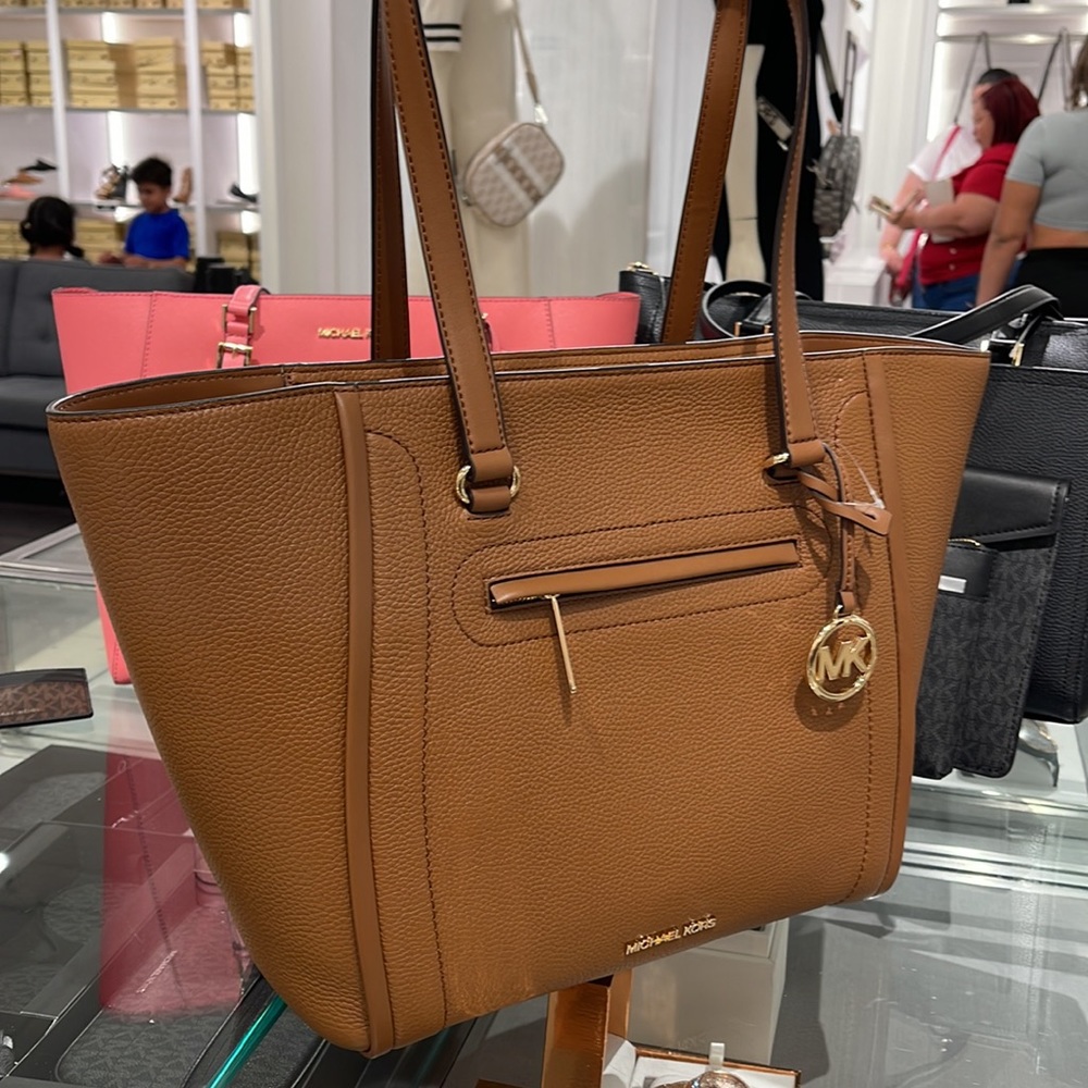 MICHAEL KORS CARINE LARGE FRONT ZIP POCKET SHOULDER TOTE BAG PURSE
NWT
LUGGAGE - Picture 14 of 16